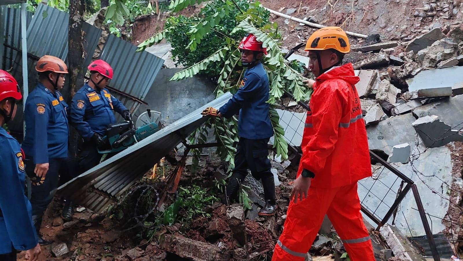 Tragedi Longsor Purwakarta: Warga Tertimbun Usai Tembok Penahan 8 Meter Runtuh!