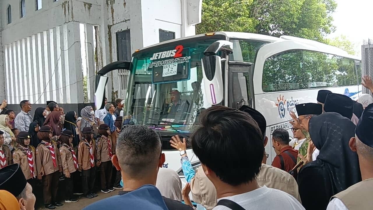 Terbaru: 444 Jemaah Haji Kloter 34 Asal Subang Berangkat ke Indramayu