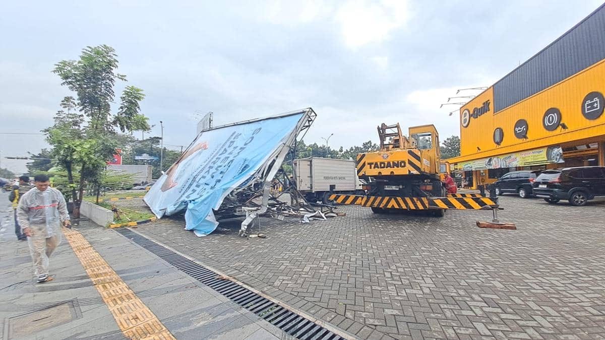 Terbaru: Dua Reklame Jumbo Roboh di Bandung Akibat Angin Kencang