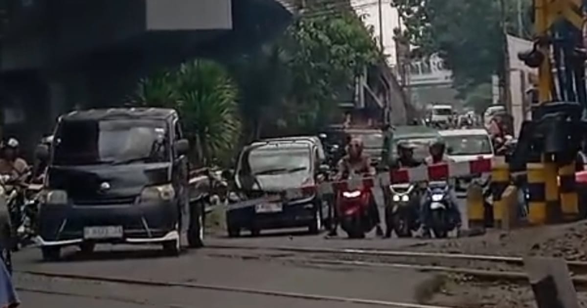 Terobos Palang Perlintasan Kereta di Cimindi: Risiko Kecelakaan