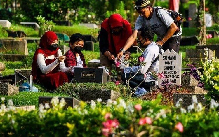 Tradisi Nyekar Sunda: Makna Budaya, Koneksi Leluhur, dan Refleksi Kematian