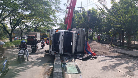 Truk Pasir Terguling di Jalan Soekarno-Hatta Bandung, Lalin Macet
