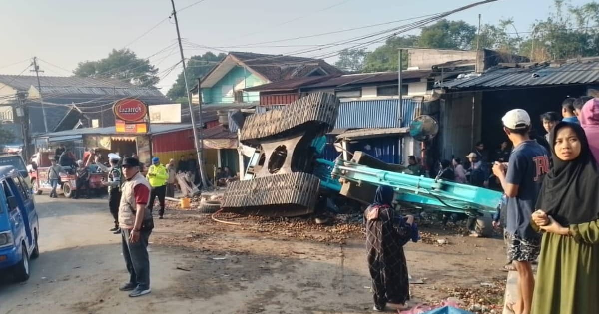Truk Pengangkut Backhoe Tabrak Pikap di Cugenang Cianjur, Dua Penumpang Tewas di Tempat