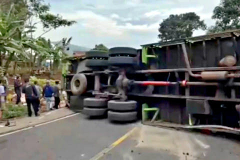 Truk Pengangkut Mie Gagal Nanjak, Terguling di Garut, Jalur Bandung-Tasik Tertutup