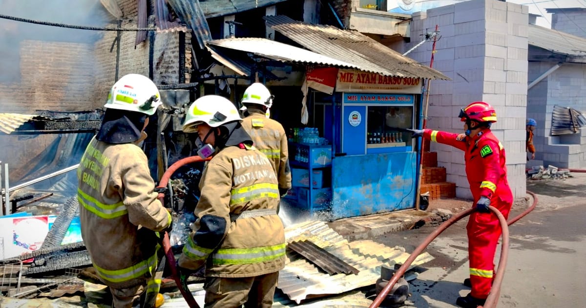 Tujuh Rumah di Belakang Stasiun Kiaracondong Hangus terbakar Tujuh Keluarga Kehilangan Tempat Tinggal