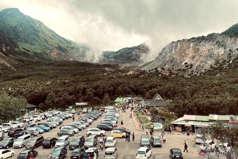 Wisata Garut: Gunung Papandayan Diserbu Ribuan Saat Libur, Pesona Alam Kawahnya!
