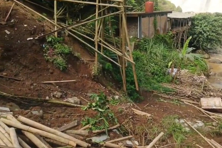 Update: Akses Wisata Curug Malela KBB Tertutup Akibat Longsor