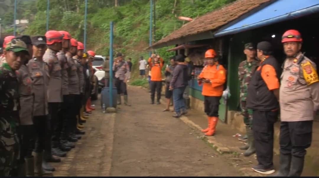 Update: Dua Wisatawan Karawang Tertimbun Longsor di Curug Cileat Subang