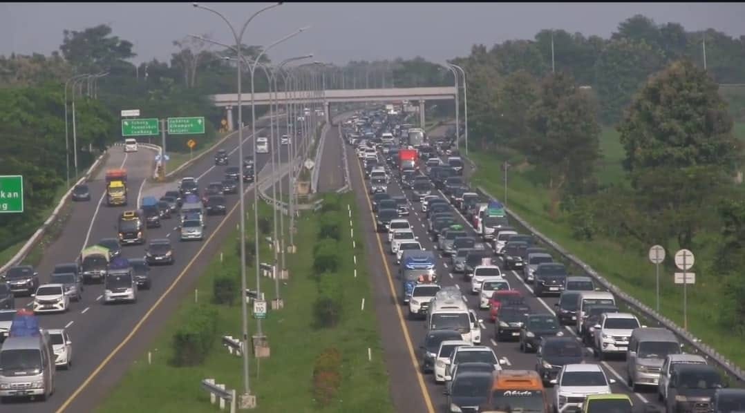 Update Kemacetan Tol Cipali: Antrean Kendaraan Mengular Hingga Belasan KM di Puncak Mudik