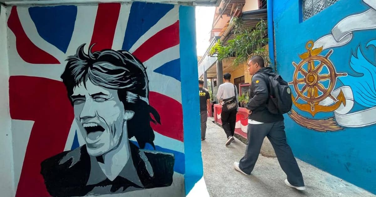 Warga Gang Stones Bandung Percantik Kampung dengan Mural Merah Putih dan Logo Rolling Stones Jelang HUT RI ke-81