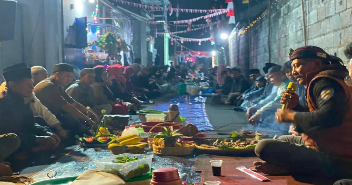 Warga Gudang Kahuripan Lembang gelar hajat lembur jelang HUT ke-81 RI dengan nasi tumpeng dan nasi uduk secara swadaya