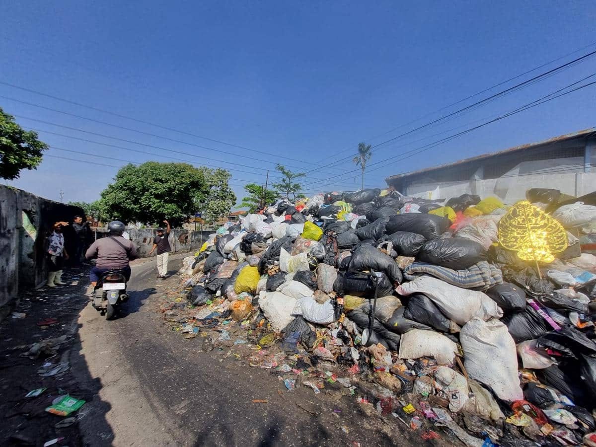 Warga Mengeluhkan Tumpukan Sampah 300 Meter di Jalan Makam Caringin Bandung