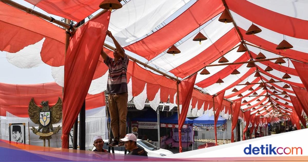 Warga Tasikmalaya Buat Lorong Merah Putih 650 Meter Semarakan HUT ke-81 RI
