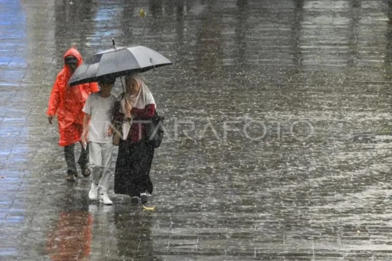 Waspada! Hujan Lebat Diprediksi Landa Bandung & Wilayah RI Hari Ini